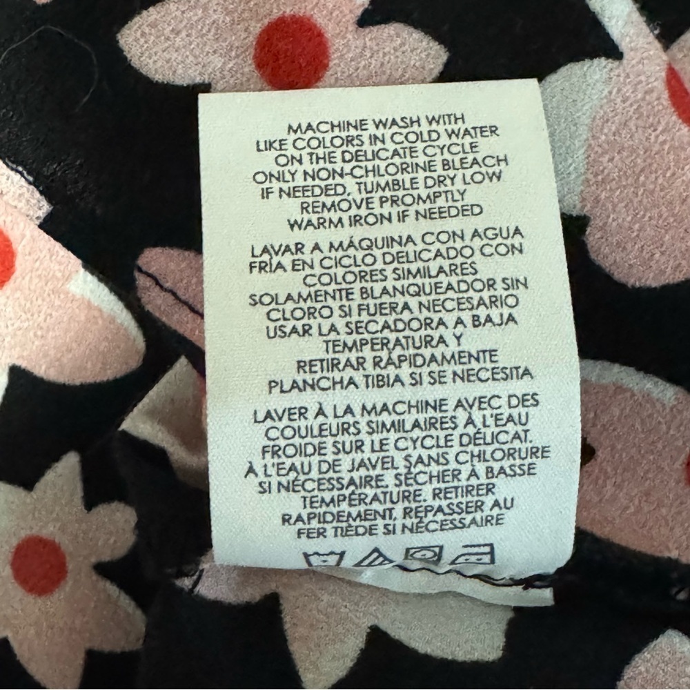 Cabi #5347 Harmony Blouse Size Medium Black Pink Floral Short Sleeve V-neck - Picture 7 of 7